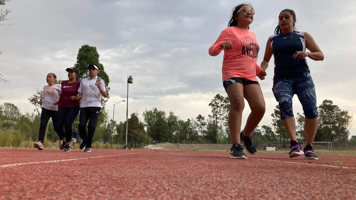 Los atletas entrenan con sus guías en El Parque Ecológico